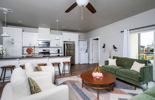 Asian District Condo | H1-H6 Spacious & Urban Modern Condo - 52 guests!