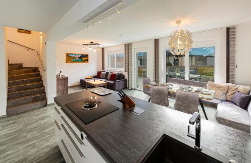 Fuegen House | H19 - Modernes Ferienhaus 145qm, 3SZ, Wellnessbereich mit Sauna und Dachterrasse mit Panoramablick, Kühlen und Heizen mit Geothermie