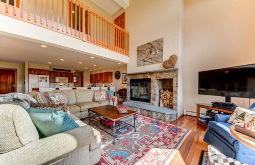 Bretton Woods House | H4 Bretton Woods condo-AC, Hot Tub, near skiing & Mt Wash Hotel, ski slopes views, dog friendly!