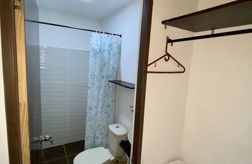 Villavicencio House | Habitación con Baño Privado y Entrada Independiente