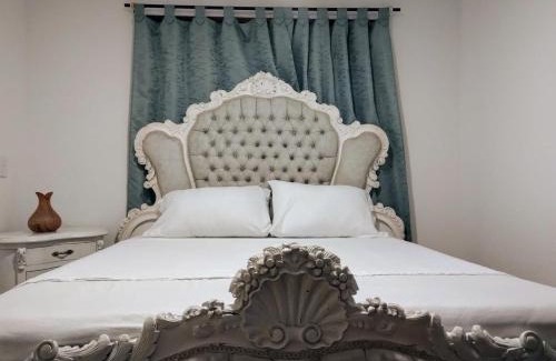 La Ceja Bed & Breakfast | Habitación con cama queen y baño privado cerca del parque