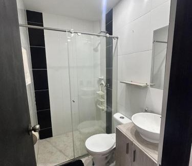 Envigado Apartment | Habitación en apto duplex baño compartido, piso 5 sin ascensor