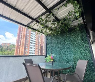 Envigado Apartment | Habitación en apto duplex baño compartido, piso 5 sin ascensor