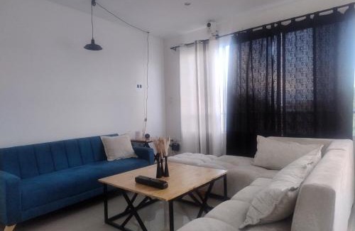 Yumbo House | Habitación King con baño privado, AC, cerca a centro de eventos, aeropuerto,zona bancaria y comercial