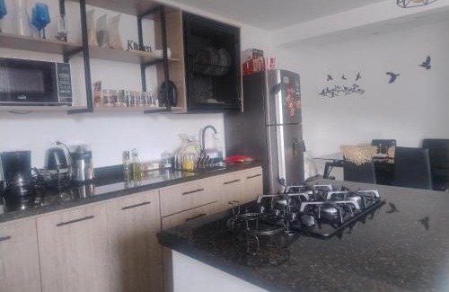 Yumbo House | Habitación King con baño privado, AC, cerca a centro de eventos, aeropuerto,zona bancaria y comercial