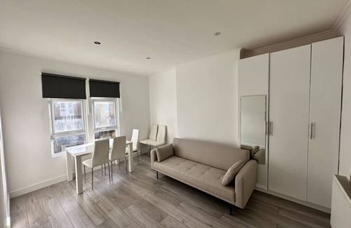 Seven Sisters Apartment | Hackney Hideout – 3Bed Comfort for Work or Stay