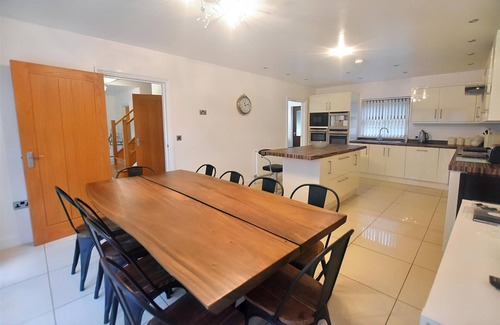 Amroth House | Hafan Dawel - Luxury ,Pet Friendly , 5 Star rated ,6 Bedroom ,4 bathroom house