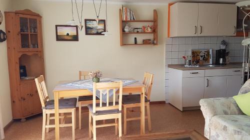 Wieck auf dem Darss House | Hagebutte