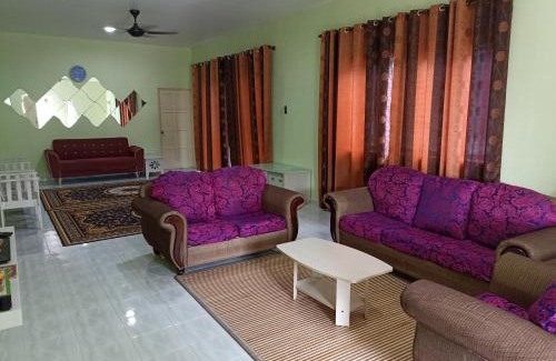 Kampung Bintong House | Hajjah Norma Homestay