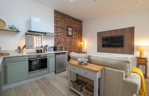 Leiston Cottage | Hale House - sleeps 2 guests in 1 bedroom
