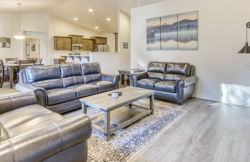 Oregon Water Wonderland House | Half-Acre Family-Friendly Hideaway with Private Hot Tub, Yard, Fireplace & WiFi