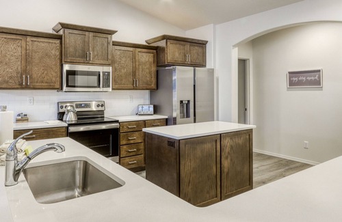 Oregon Water Wonderland House | Half-Acre Family-Friendly Hideaway with Private Hot Tub, Yard, Fireplace & WiFi
