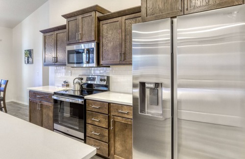 Oregon Water Wonderland House | Half-Acre Family-Friendly Hideaway with Private Hot Tub, Yard, Fireplace & WiFi