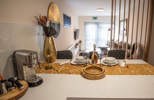Eastbourne Apartment | Half Moon - Romantic Getaway with Hot Tub