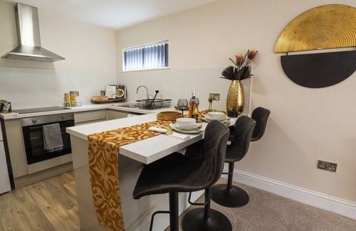 Eastbourne Apartment | Half Moon - Romantic Getaway with Hot Tub
