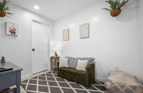 East Allegheny House | Half Off on Selected Days Huge Pittsburgh Home Luxe Bed/Bath and Baths Sleeps 14