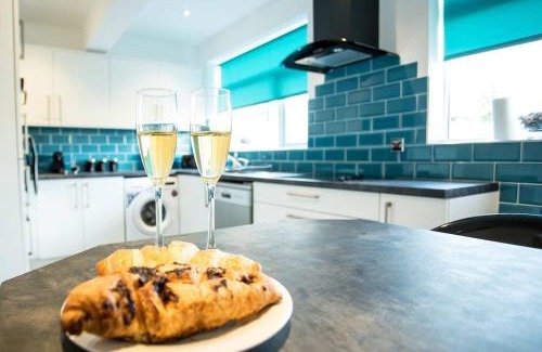 Tamworth House | Halford House 3 Bed Town Centre Home from Home with Parking for 2 cars Prime Location Tamworth