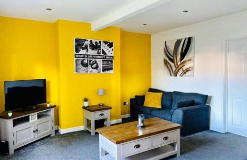 Tamworth House | Halford House 3 Bed Town Centre Home from Home with Parking for 2 cars Prime Location Tamworth