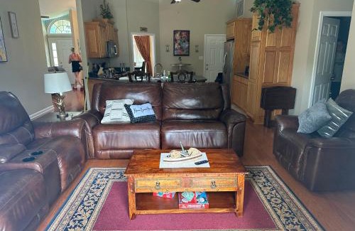Lake Hamilton Villa | HAMILTON'S LAKE ESCAPE BEAUTIFUL 2007 STUCCO LAKE HOME WITH 2010 G3 PONTOON INCLUDED!