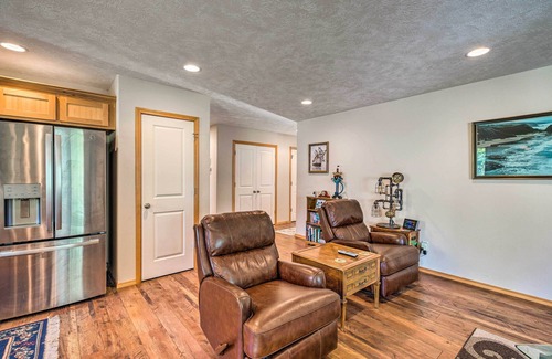 Hammond Cottage | Hammond Home 2 Blocks to Marina & Columbia River!