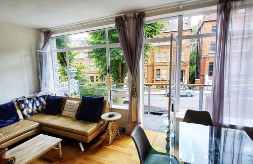 Frognal and Fitzjohns House | Hampstead haven - renovated standalone 2BR carriage house, off-street parking