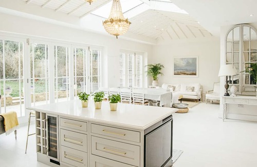 East Molesey House | Hampton Court Palace 8 mins walk, family home, 3 mins walk to river +garden+park