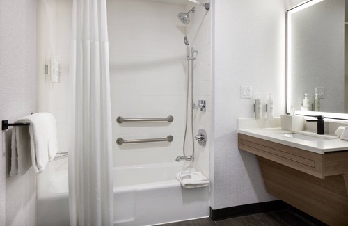 Newark Hotel | Hampton Inn Newark Airport