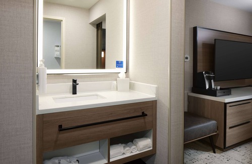 Newark Hotel | Hampton Inn Newark Airport