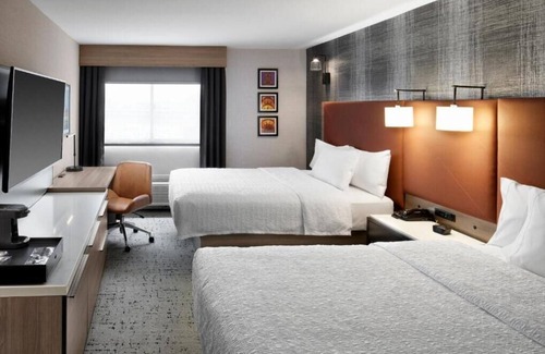 Newark Hotel | Hampton Inn Newark Airport