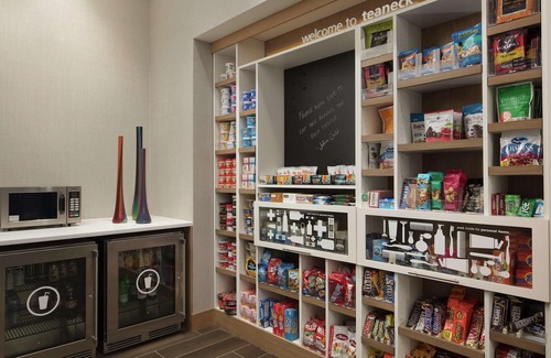 Teaneck Hotel | Hampton Inn & Suites Teaneck Glenpointe