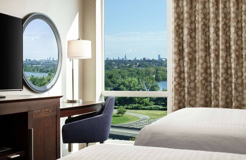 Teaneck Hotel | Hampton Inn & Suites Teaneck Glenpointe