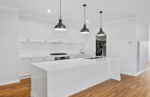 Yarrawonga House | Hampton Retreat walk to the Sebel and Lake Mulwa. huge lockable shed to house boats/vehicles.