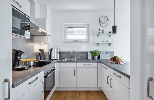 Olpenitz Apartment | "Hamptons" Baltic Sea vacation with a 3-minute walk to the beach, fireplace and water view