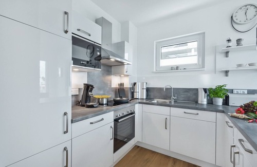 Olpenitz Apartment | "Hamptons" Baltic Sea vacation with a 3-minute walk to the beach, fireplace and water view