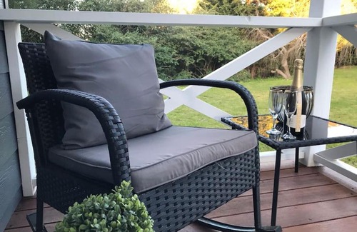 Rye House | Hamptons In Rye Blue Cottage 3 Mins from Hot Springs!
