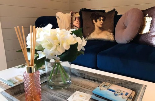 Rye House | Hamptons In Rye Blue Cottage 3 Mins from Hot Springs!