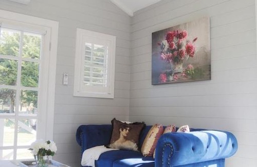 Rye House | Hamptons In Rye Blue Cottage 3 Mins from Hot Springs!