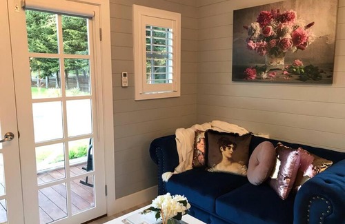 Rye House | Hamptons In Rye Blue Cottage 3 Mins from Hot Springs!