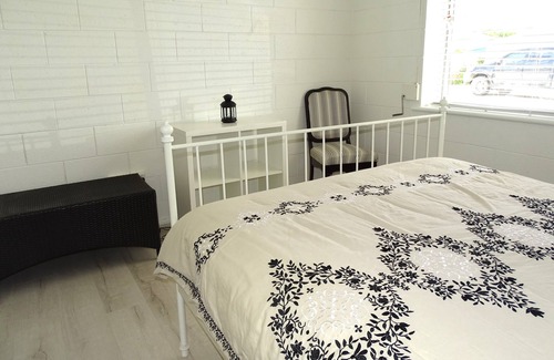 Port Vincent House | "Hamptons" self-contained holiday unit. Walk to beach and shops