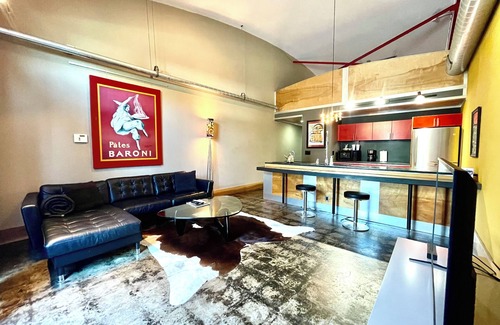 Rosewood House | Hangar Loft Hotel+006- Twice Featured On HGTV Walk to USC Stadium 1 mi to Ft Jax