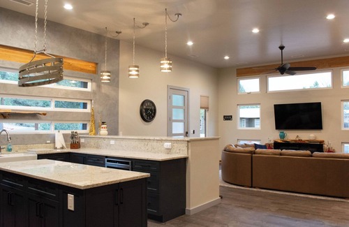 West Sedona House | Hanging in Sedona, Hot Tub, Heated Pool, Trail Access, and NO checkout chores!