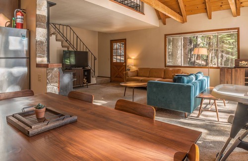 Dorrington Ski Chalet | Hangtree Hangout Pet Friendly w/ Lake & Rec Center Access!