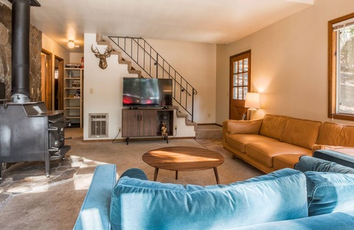 Dorrington Ski Chalet | Hangtree Hangout Pet Friendly w/ Lake & Rec Center Access!