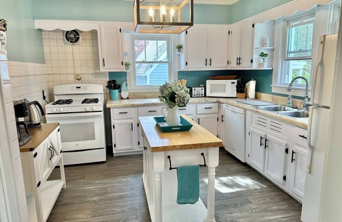 Auburn Hills House | Happy Bungalow. Cozy Historic Charmer- Walk to Town, Parks and Trails!