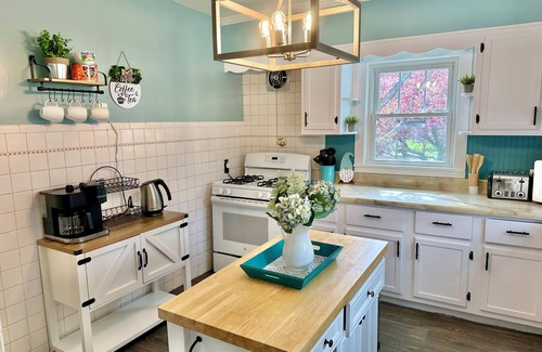 Auburn Hills House | Happy Bungalow. Cozy Historic Charmer- Walk to Town, Parks and Trails!