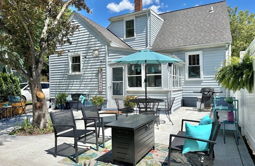 Auburn Hills House | Happy Bungalow. Cozy Historic Charmer- Walk to Town, Parks and Trails!