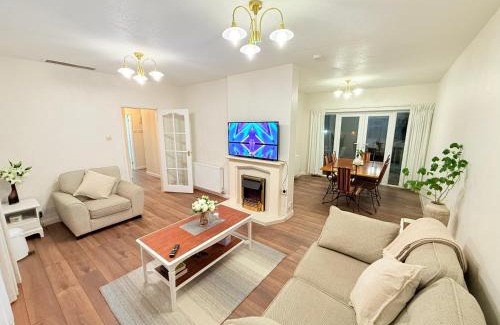 Coventry Villa | Happy Day 温馨小居-Walk to Warwick Uni & Cannon Park in Coventry that offers free parking