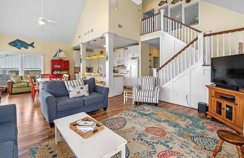 Gulf Shores House | Happy Feet ~ Pet-Friendly, Steps to Beach + $400 in FREE Activities Daily ~ Zoo/Parasailing + More