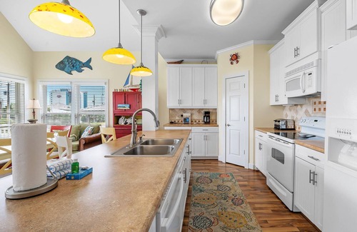 Gulf Shores House | Happy Feet ~ Pet-Friendly, Steps to Beach + $400 in FREE Activities Daily ~ Zoo/Parasailing + More