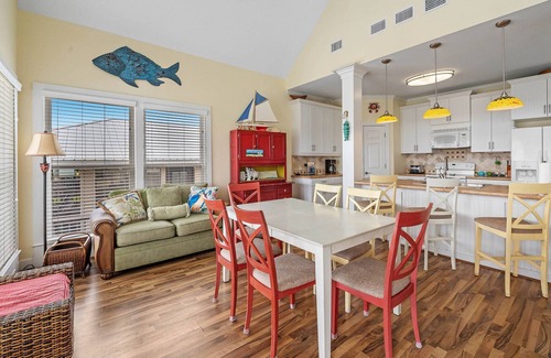 Gulf Shores House | Happy Feet ~ Pet-Friendly, Steps to Beach + $400 in FREE Activities Daily ~ Zoo/Parasailing + More